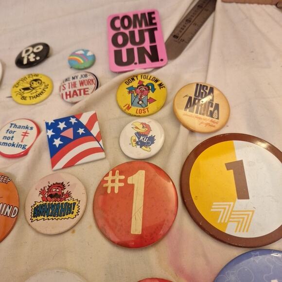 Lot Of 25 Vintage Pinback Buttons - Varying Sizes - Quotes, Advertising, Humor - Picture 4 of 5